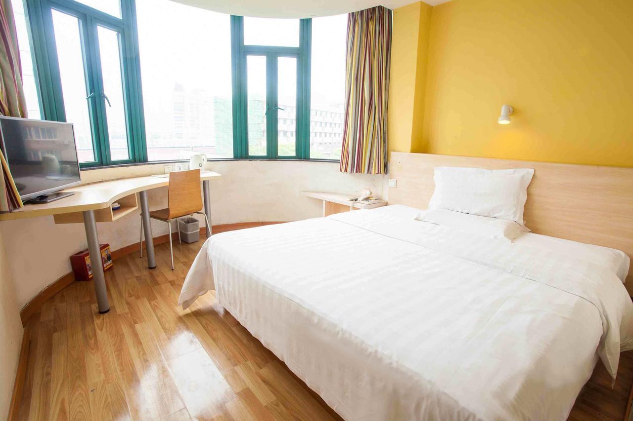 7 Days Inn Yangjiang Xinyue International Studio Quarto foto