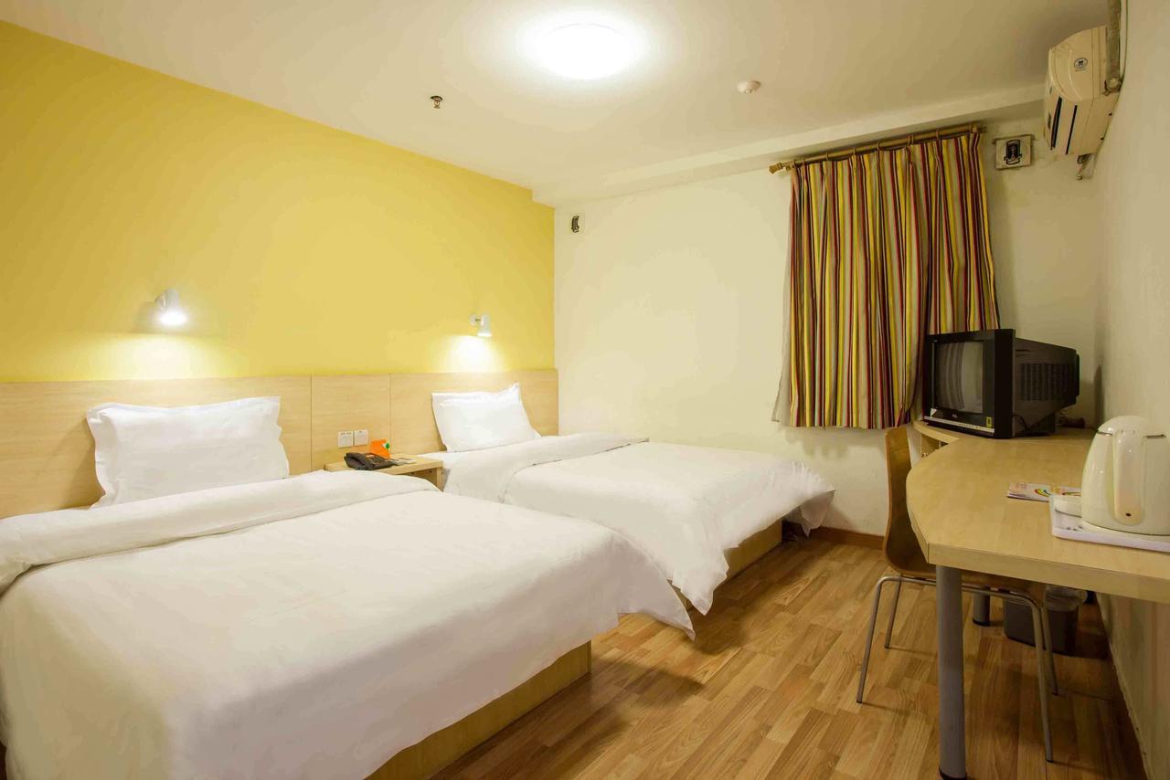 7 Days Inn Yangjiang Xinyue International Studio Quarto foto